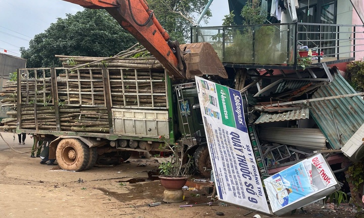 Ô tô tải va chạm xe máy rồi tông sập nhiều hàng quán, 5 người thương vong