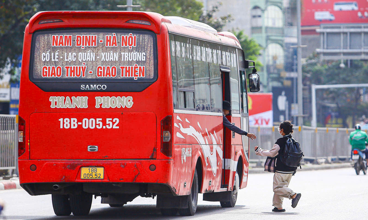 Loạt xe khách ngang nhiên dừng đón trả khách giữa đường Hà Nội