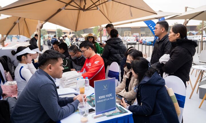 Khách hàng ấn tượng với hệ sinh thái xanh VinFast tại Vietnam Mobility Show 2025