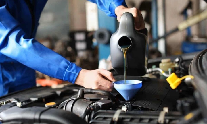 Nhiều người đang thay dầu sai cách cho xe ô tô mới