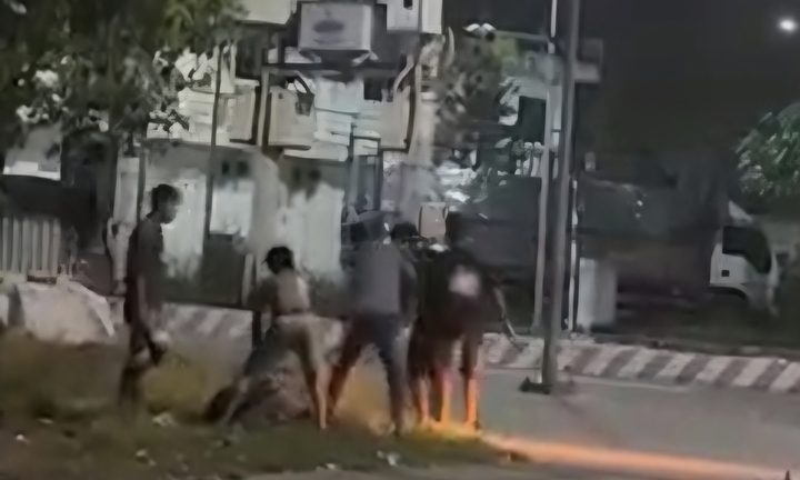 Nam thanh niên ôm đầu chịu trận khi bị đánh hội đồng, liên tục nói 'em xin lỗi'