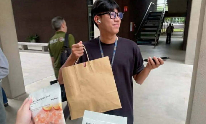 Chàng trai đi quanh trường đại học tặng kẹo cho người lạ chỉ vì một lý do