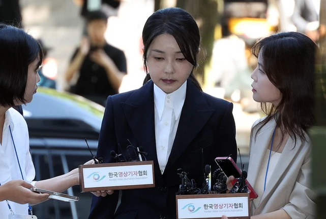 Cựu đệ nhất phu nhân Hàn Quốc bị cáo buộc nhận hối lộ túi Chanel, Dior sang chảnh