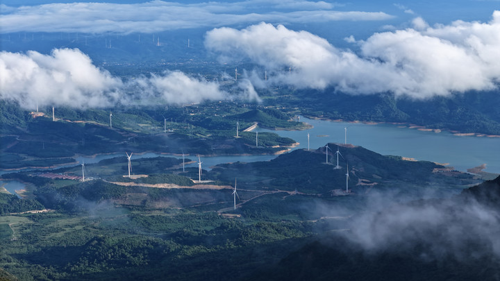 'Săn mây', ngắm cảnh đẹp hoang sơ trên 'nóc nhà' Quảng Trị ở dãy Trường Sơn