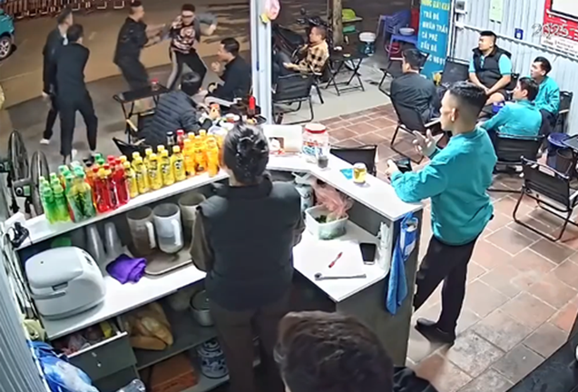 Hà Nội: Mâu thuẫn ở bến xe Giáp Bát, nam thanh niên bị nhóm người đâm gục