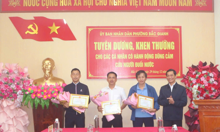 Khen thưởng 2 cha con liều mình cứu 3 người đi xe máy bị rơi xuống kênh sâu