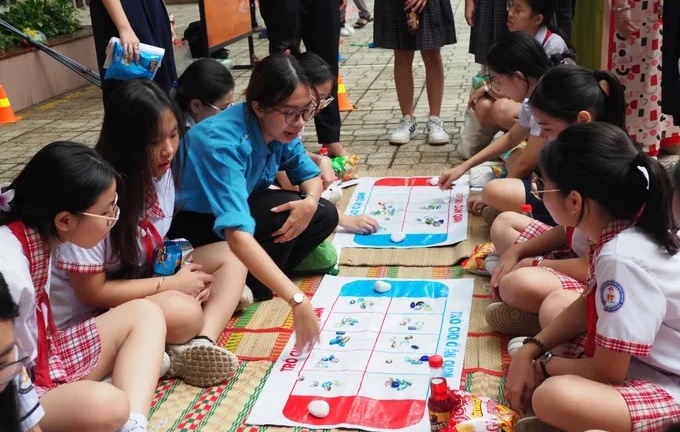 Từ tháng 1/2026, TP.HCM hạn chế học sinh dùng điện thoại vào giờ chơi