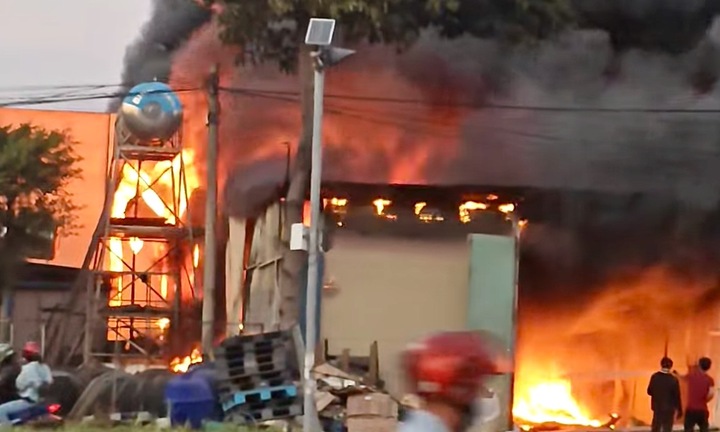 Cháy lớn tại kho phế liệu ở TP.HCM