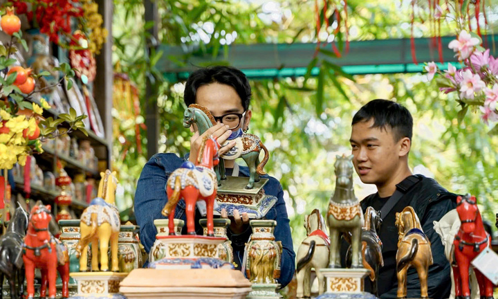 Làng gốm TP.HCM sôi động mùa tạo hình linh vật Tết Bính Ngọ 2026