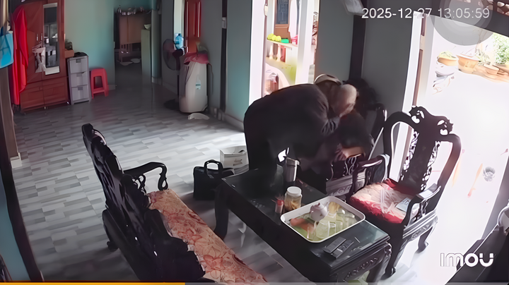 Clip cụ bà U90 giận dỗi được chồng thơm má khiến giới trẻ hâm mộ 'phát cuồng'