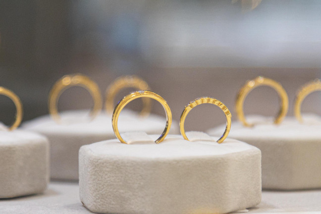 Giá vàng hôm nay 30/12: Lao dốc không phanh, 'bốc hơi' hơn 200 USD/ounce