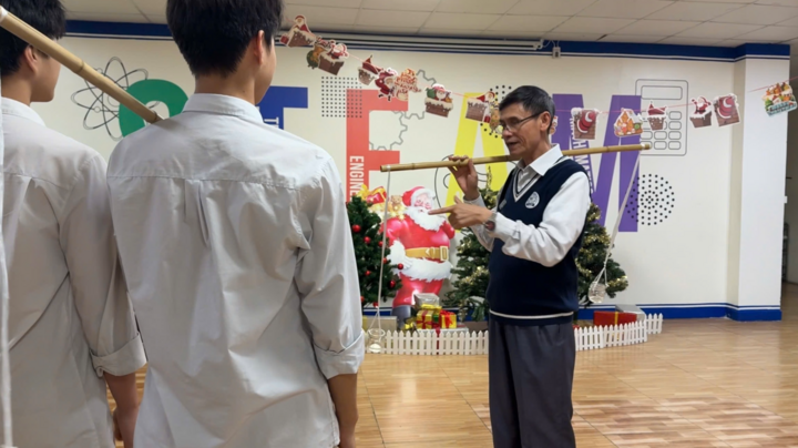 Học sinh vi phạm phải 'gánh nước', cách kỷ luật lạ mà nhân văn