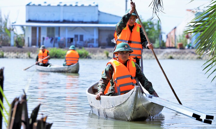 Chiến dịch Quang Trung: Những 'thợ xây' chở vật liệu vượt sông, xây nhà giúp dân