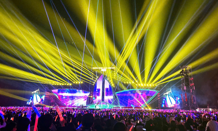 Gần 60.000 người dự 'đại tiệc' âm thanh, ánh sáng chào năm mới 2026 tại Quảng Ninh