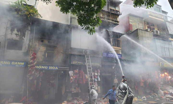 Hà Nội: Cháy nhà trên phố Hàng Mã ngày cuối năm, 1 người bị thương