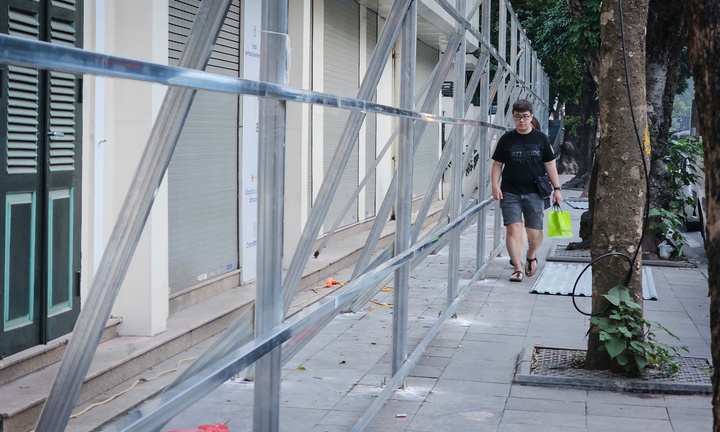 Hàng quán đóng cửa, dãy nhà 'đất vàng' Hồ Gươm quây rào chờ tháo dỡ