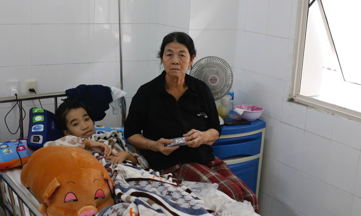 Thân hình chằng chịt vết u hạch của bé 13 tuổi và tiếng khóc cầu cứu của bà nội
