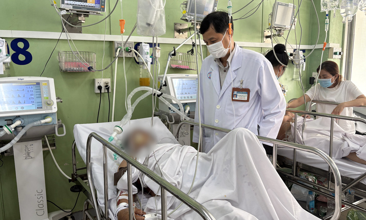 Nhiều người tiệc tùng liên miên dịp cuối năm, bác sĩ cảnh báo ngộ độc rượu