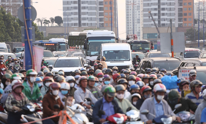 Người dân rời TP.HCM về quê, cửa ngõ và bến xe đông đúc chiều cuối năm 