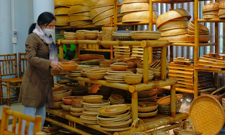 Cận cảnh nghệ nhân ở làng nghề hơn 600 tuổi xứ Huế biến tre thành tiền