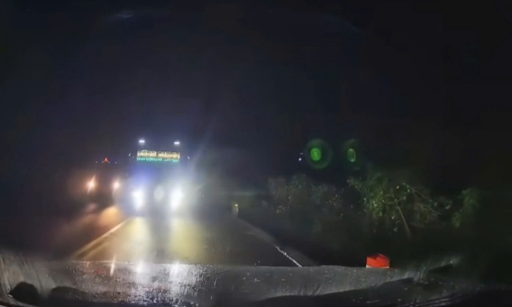 Xe khách coi thường biển cấm, liều lĩnh vượt ẩu trên quốc lộ