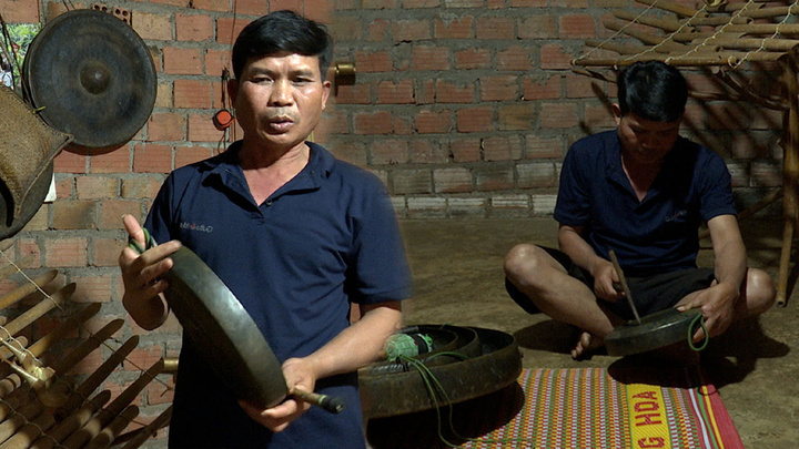 Nghệ nhân chỉnh âm giữa rừng già Tây Nguyên