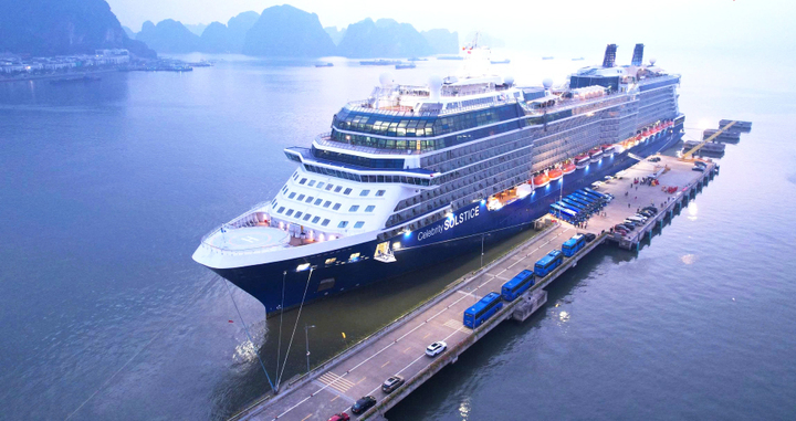 Du thuyền chở hơn 4.000 khách quốc tế cập cảng Hạ Long ngày đầu năm mới 2026