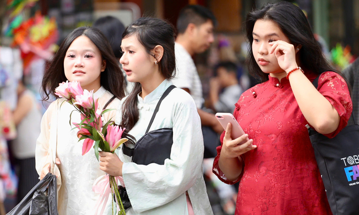 Người Hà Nội đổ về Hồ Gươm, diện áo dài chụp ảnh trong ngày đầu năm mới