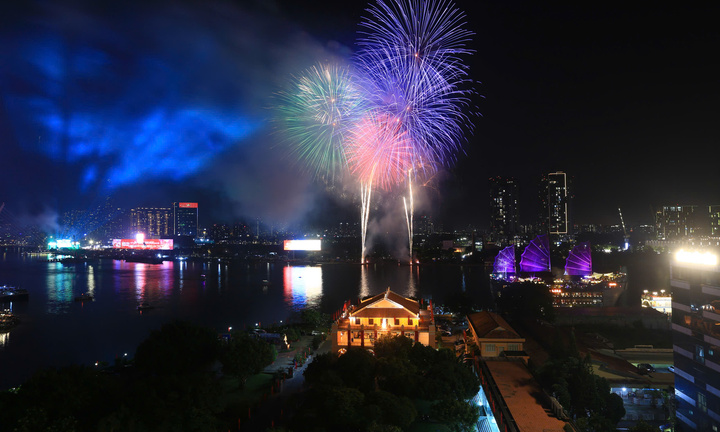 Xem lại đêm pháo hoa rực sáng bầu trời TP.HCM đón năm mới 2026