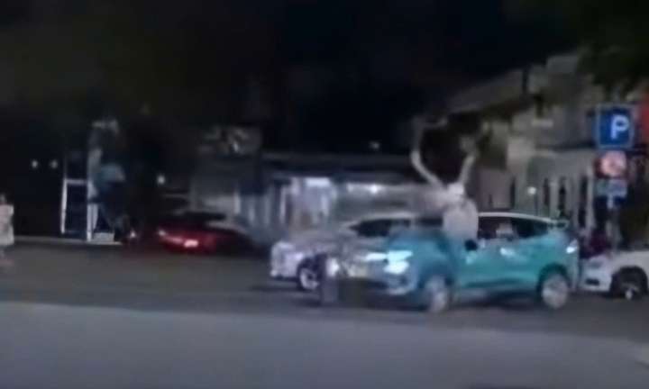 Hai thanh niên lao xe máy như tên bắn tông thẳng vào taxi