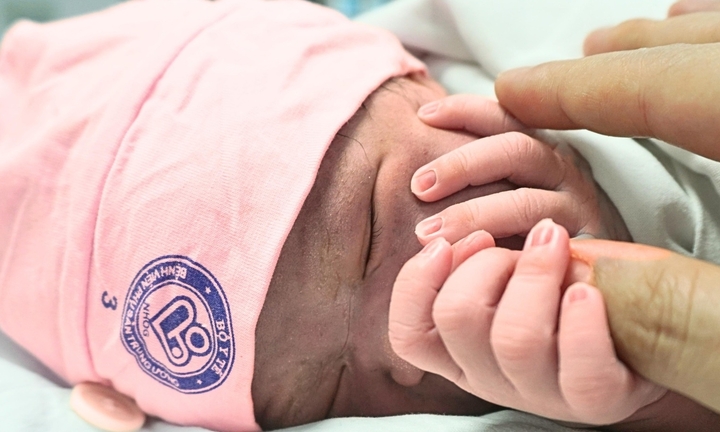 Khoảnh khắc xúc động đón em bé chào đời đúng giây phút giao thừa 2026