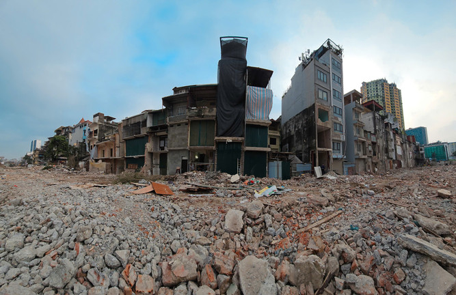 Thi công xuyên Tết, cắt gọt nhà mặt phố Đê La Thành để mở rộng đường Vành đai 1