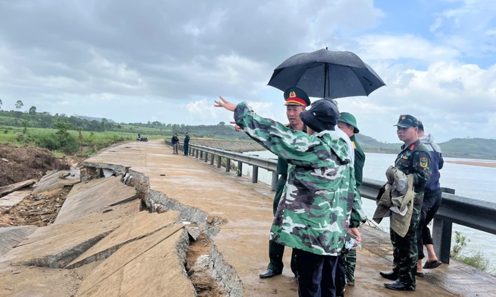 Cận cảnh hiện trường vụ sập bờ kè làm 4 người tử vong ở Đắk Lắk