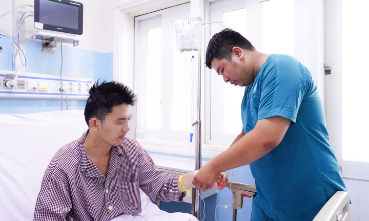 Cứu sống người đàn ông ngừng tim khi đang chơi cầu lông