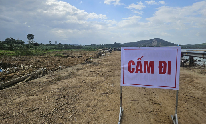 Sập bờ kè làm 4 người tử vong: Địa phương từng cắm biển cấm xe chạy