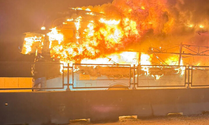 Xe khách bốc cháy dữ dội trên cao tốc, nam sinh lớp 12 tử vong