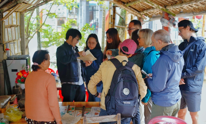 Khách tây thích thú khám phá làng tranh cổ trăm tuổi độc nhất Cố đô Huế