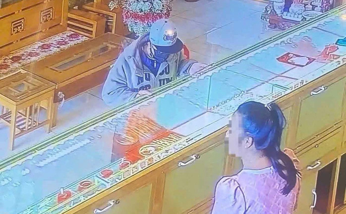 Nghi phạm cướp tiệm vàng ở chợ Nhân Cơ vừa bị bắt khi chuẩn bị vượt biên