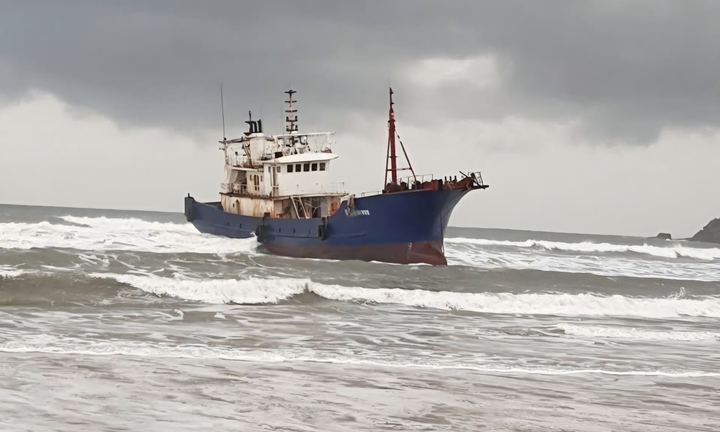 'Tàu ma' mắc cạn ở vùng biển Dung Quất