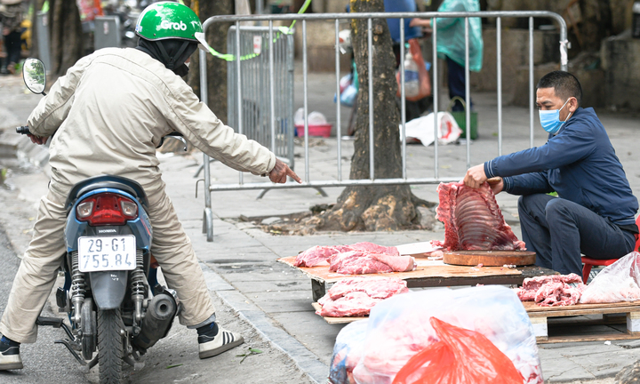 Chợ cóc ngang nhiên chiếm vỉa hè, bủa vây nhiều tuyến phố Hà Nội