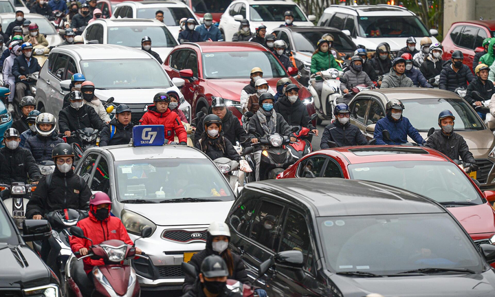 Các tuyến đường dẫn vào trung tâm Hà Nội kẹt cứng ngày làm việc đầu năm 2026