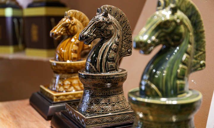 Tượng ngựa giá bạc triệu hút khách dịp Tết Bính Ngọ 2026