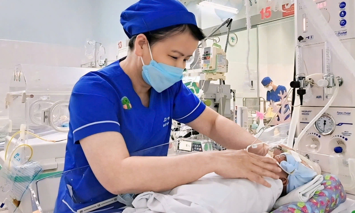 Cứu sống em bé sinh non 27 tuần người Hàn Quốc