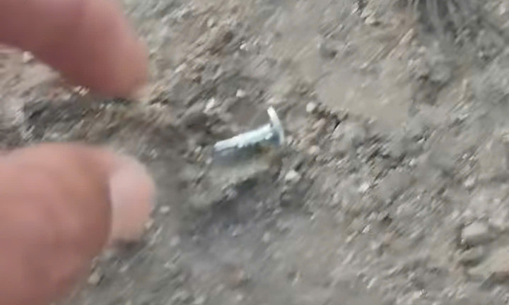 Công nhân bị hỏng lốp hàng loạt, nghi dính bẫy đinh rải trên đường