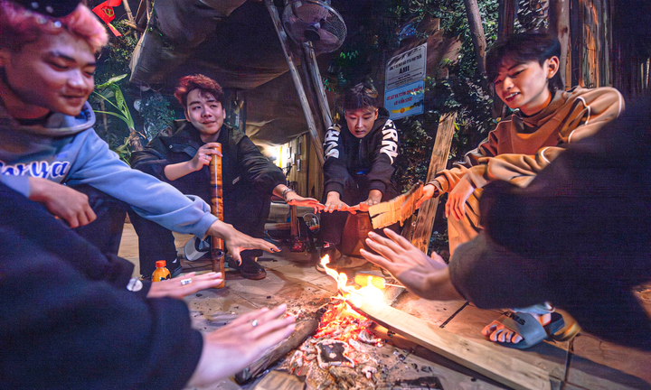 Hà Nội rét kỷ lục đầu mùa: Người lao động co ro bên bếp lửa suốt đêm