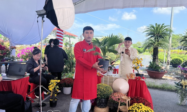 Sắm hoa Tết online, dễ mua nhưng có khó trả?