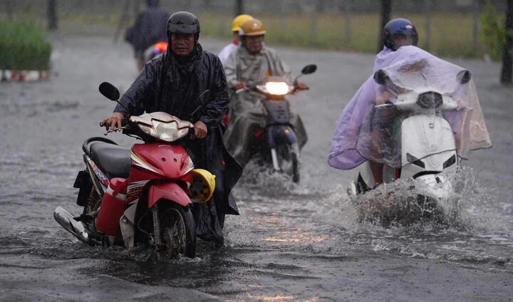 Mưa dông trái mùa, nhiều tuyến đường ở TP.HCM ngập sâu