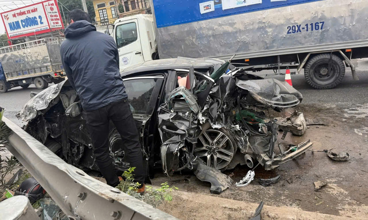 Hai người thoát chết trong ô tô bẹp dúm sau tai nạn trên Quốc lộ 5