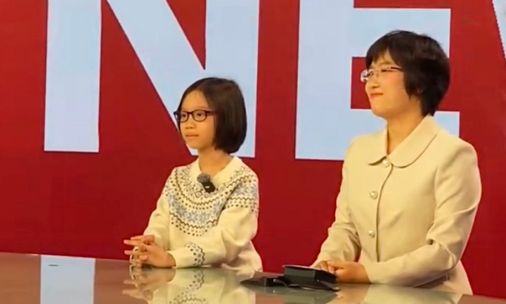 Cô bé 9 tuổi đứng trước ống kính VTV, dẫn bản tin tiếng Anh 'chuẩn' biên tập viên