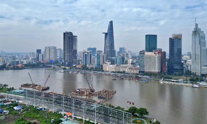 Cầu đi bộ nghìn tỷ qua sông Sài Gòn dần lộ diện sau 9 tháng thi công